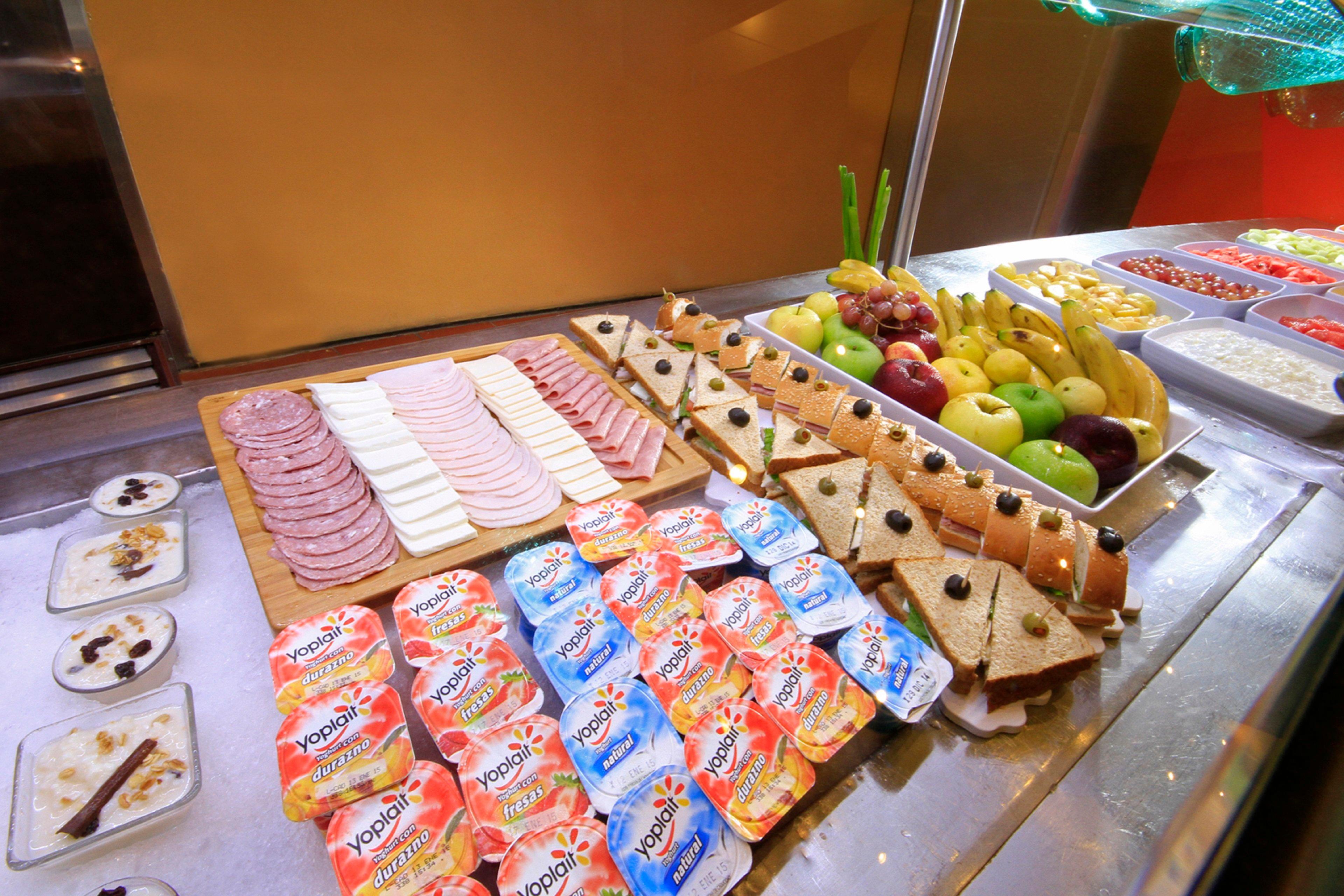 Holiday Inn Monterrey-Parque Fundidora By Ihg Luaran gambar Fruit and cold cuts at a buffet