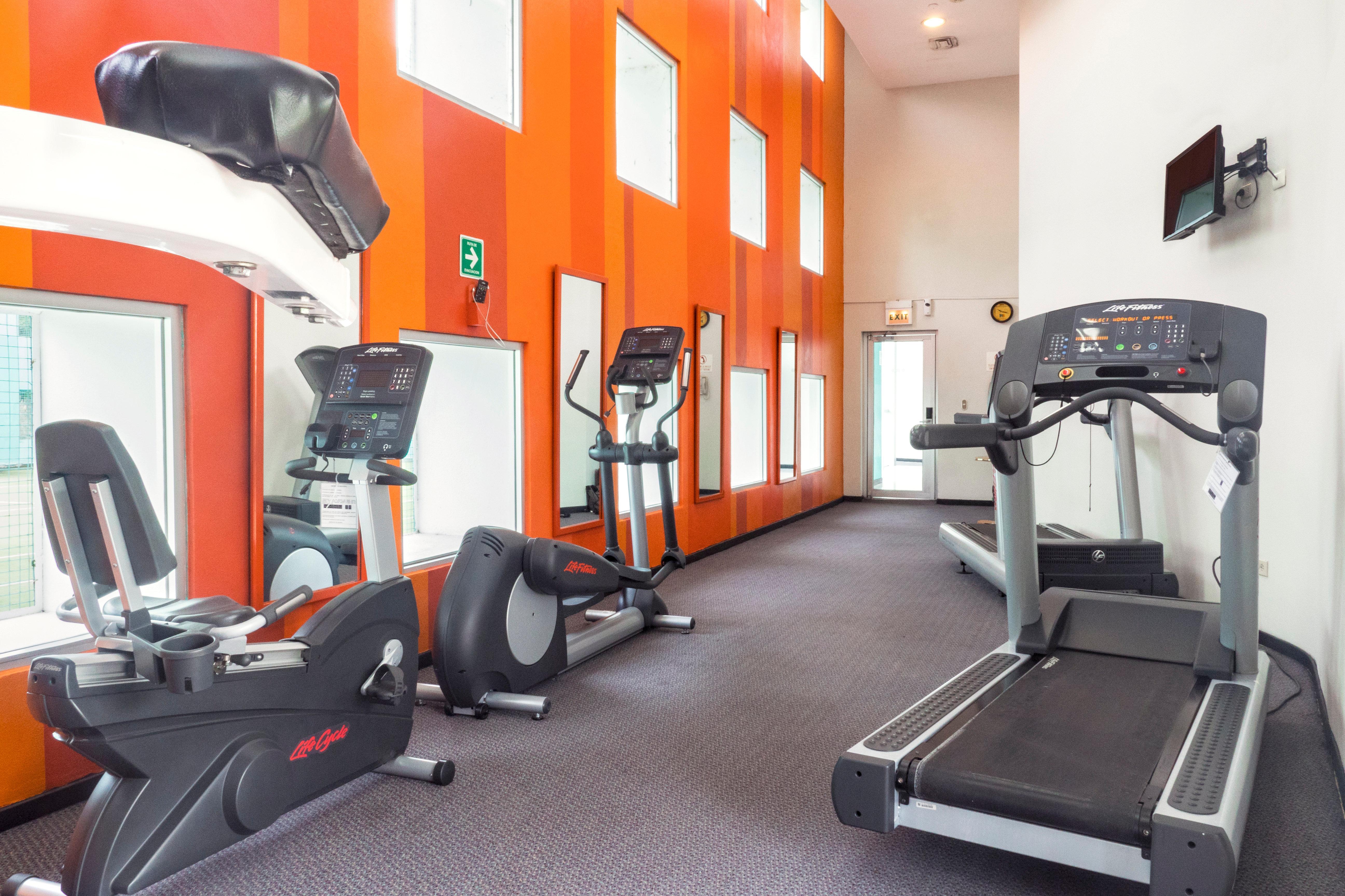 Holiday Inn Monterrey-Parque Fundidora By Ihg Luaran gambar A gym at a hotel