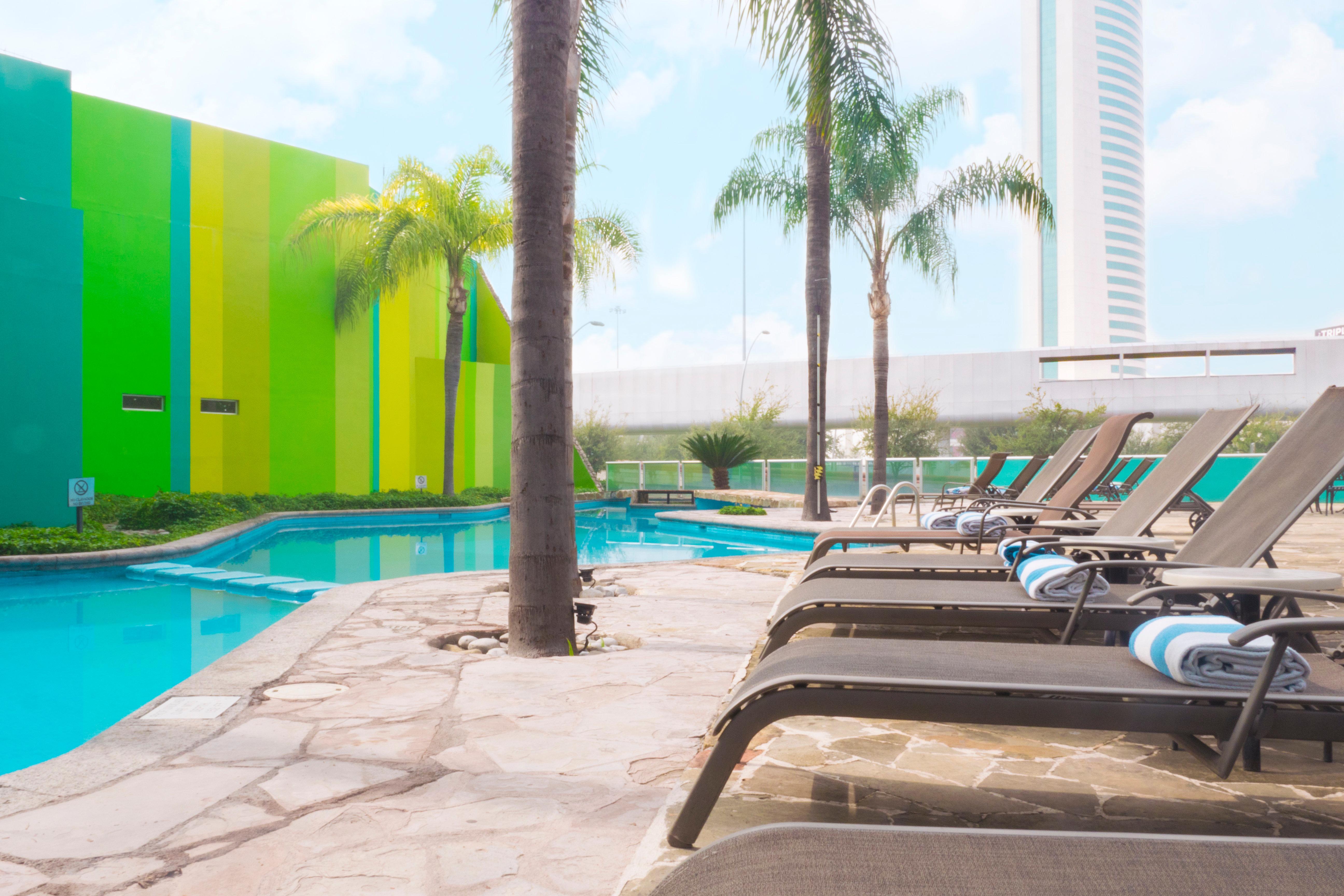 Holiday Inn Monterrey-Parque Fundidora By Ihg Luaran gambar The pool at the hotel
