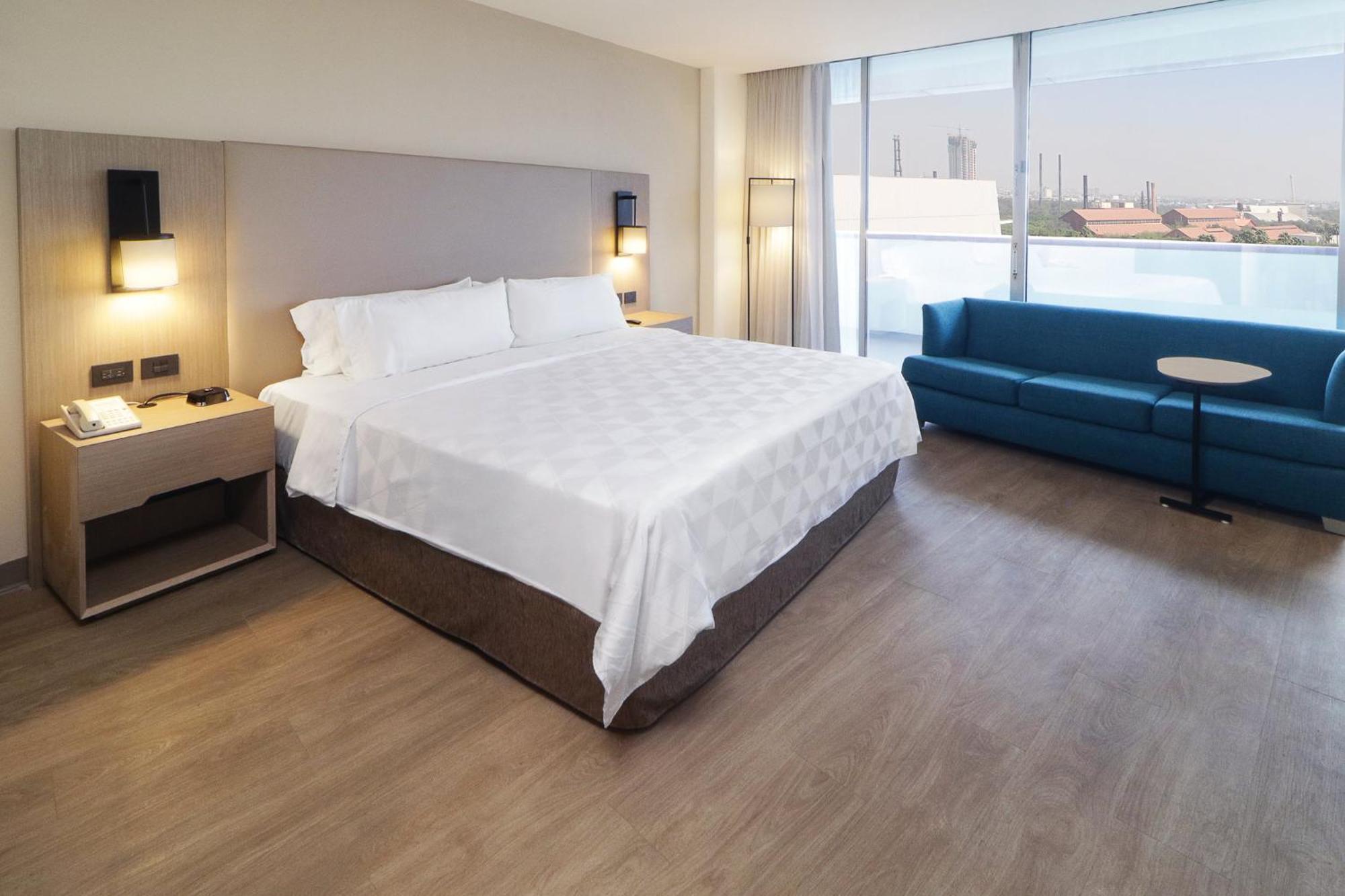 Holiday Inn Monterrey-Parque Fundidora By Ihg Luaran gambar A room at the Hilton London Heathrow